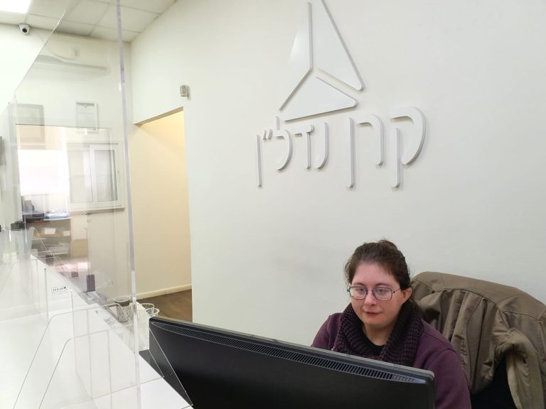 אילן ולורי ישראל, הוריה של עדי